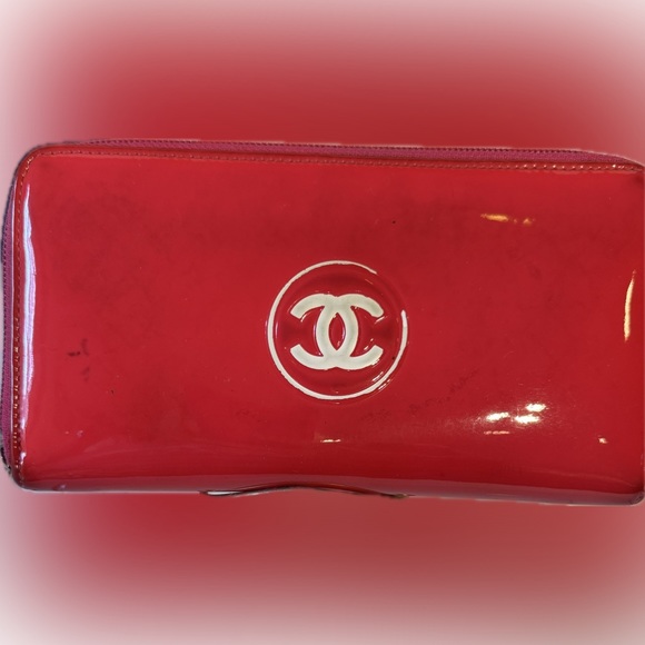 CHANEL
REDUCED Red Patent Leather CC Long Yen Zip Wallet authentication cards - Picture 2 of 10